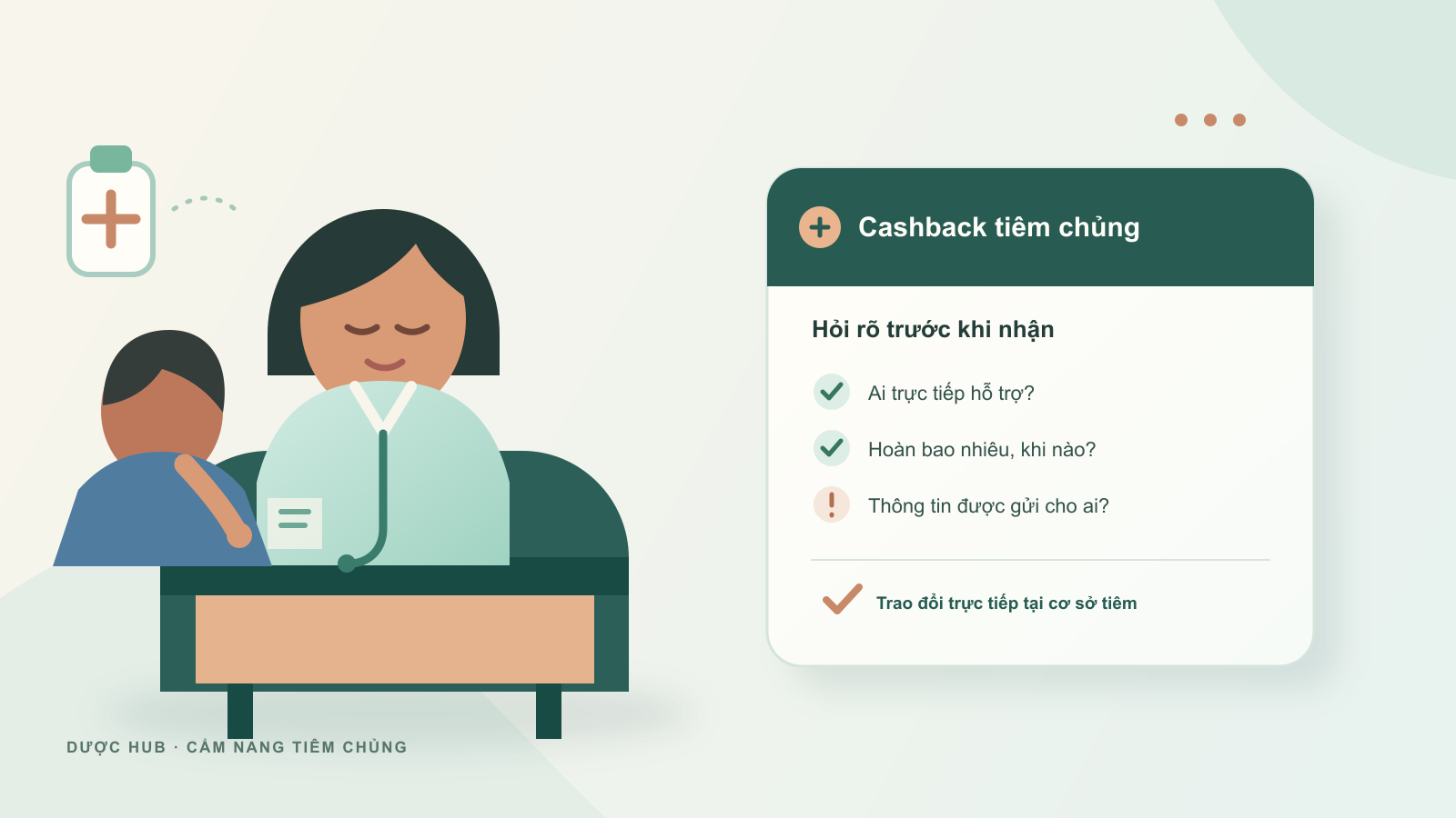 Khách hàng trao đổi trực tiếp với nhân viên tiêm chủng về khoản cashback và dữ liệu cá nhân