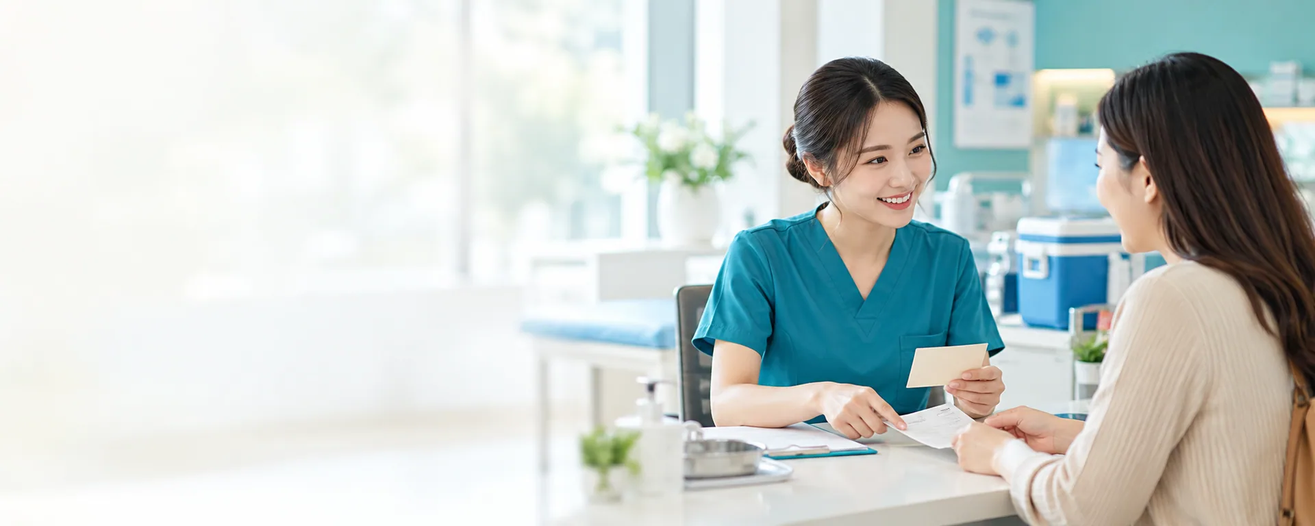 Nhân viên y tế tư vấn tại quầy tiêm chủng và cùng khách xem thông tin voucher
